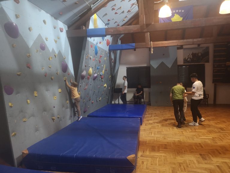 Boulderhalle des Kletterklubs Marimangat in Peja.