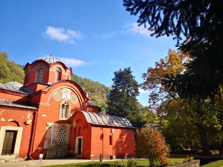 Serbisch-orthodoxe Klosterkirche in Peja. 